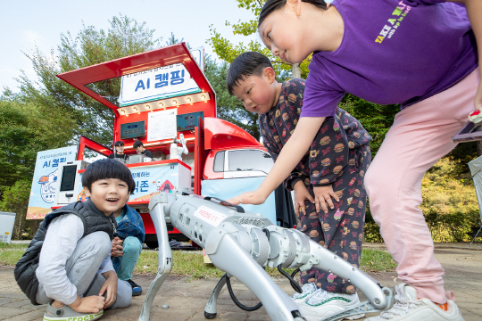 KT가 지난 11일부터 강원도 횡성군 KT 전용캠핑장(병지방오토캠핑장)에서 진행한 'AI와 함께하는 초대드림 캠핑'에서 참가자들이 캠핑을 즐기고 있다. KT 제공